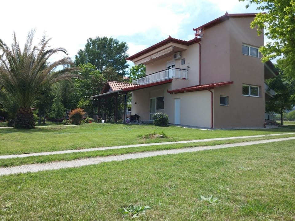 Property building, Day, Garden