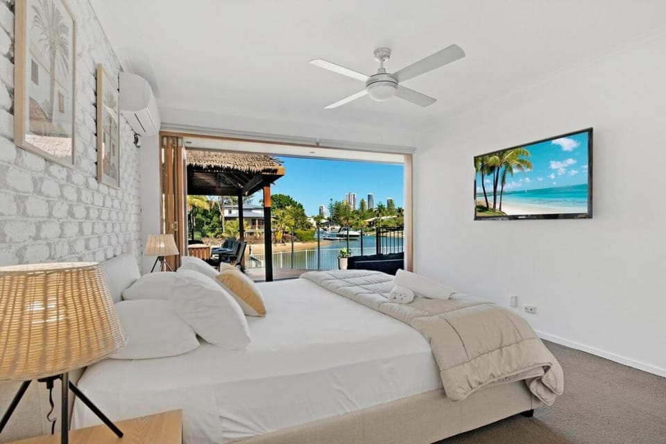 Sandy Shores - Canalfront Oasis, Guest Suite, Pool House in Gold Coast