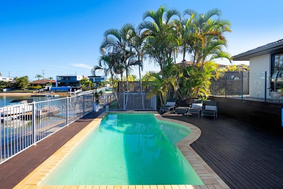 Sandy Shores - Canalfront Oasis, Guest Suite, Pool House in Gold Coast