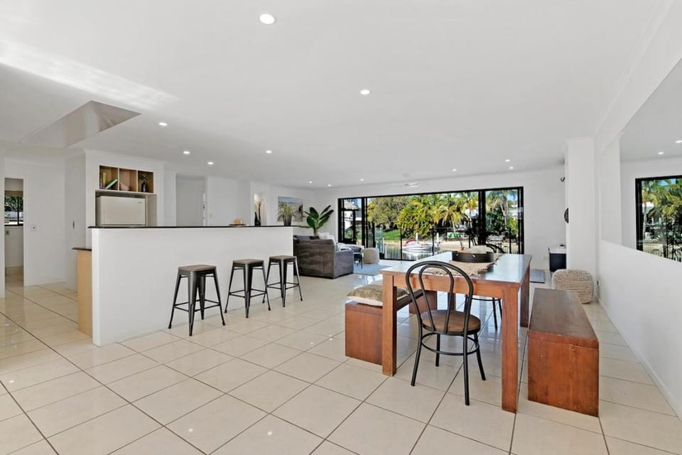 Sandy Shores - Canalfront Oasis, Guest Suite, Pool House in Gold Coast