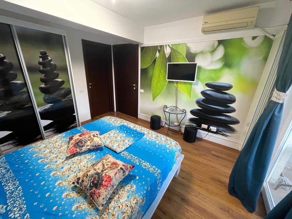 Bed, TV and multimedia, Bedroom