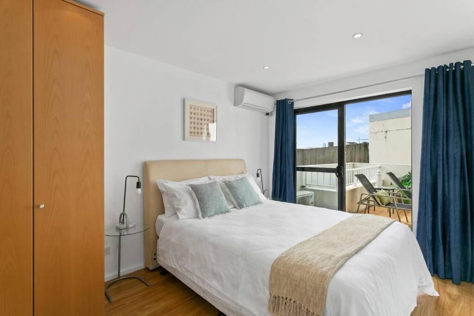 Fantastic Location and Comfort in Crows Nest SANT4 Apartment in Sydney