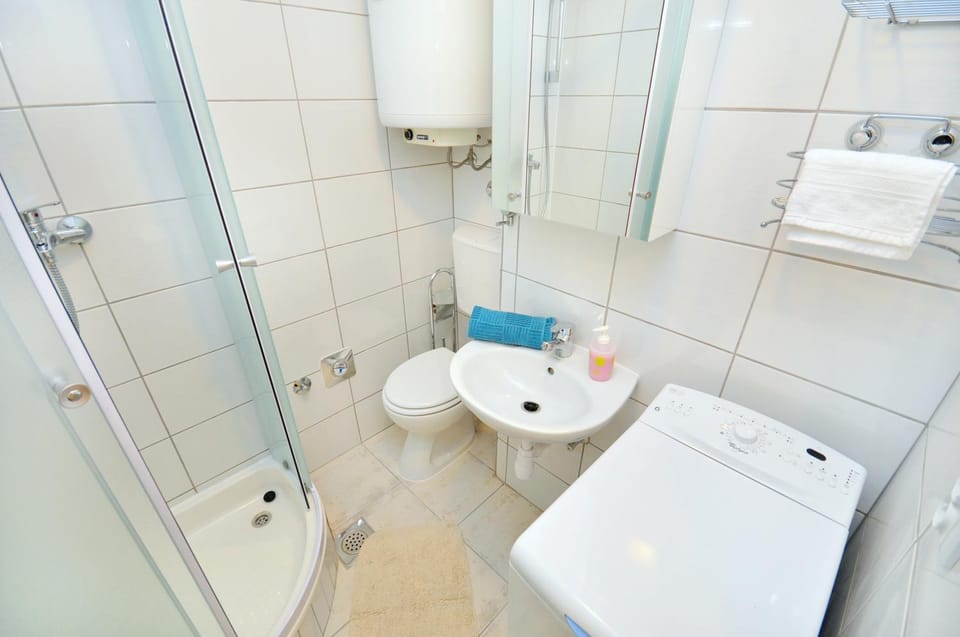 Shower, Toilet