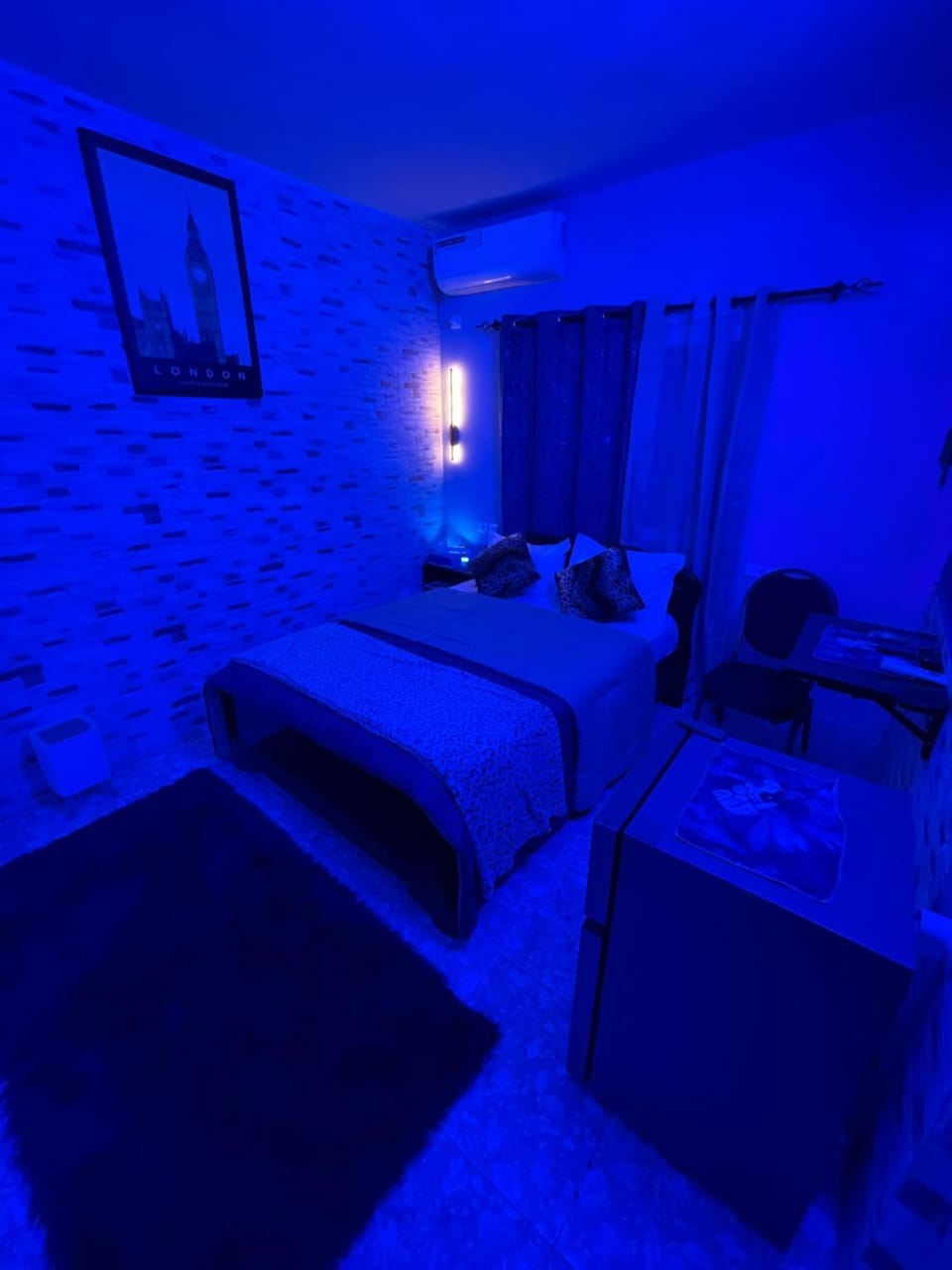 Photo of the whole room, Bedroom