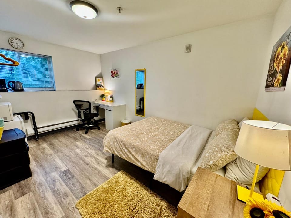 Bed, Photo of the whole room, Seating area, Bedroom