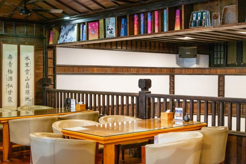 Restaurant/places to eat, On-site shops, Lounge or bar, Dining area