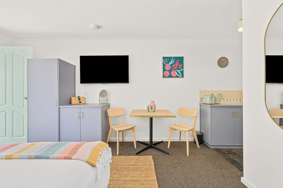 TV and multimedia, Kitchen or kitchenette, Dining area, hair dresser