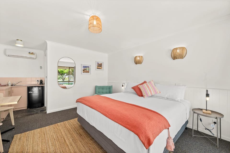 Kitchen or kitchenette, Living room, Bedroom, air conditioner