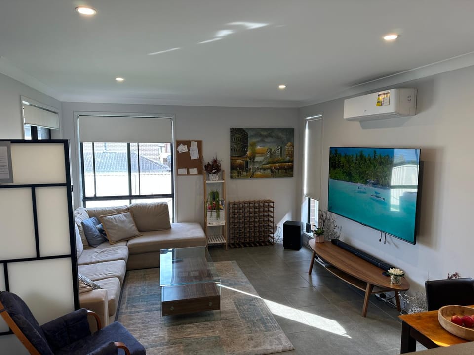 Communal lounge/ TV room, TV and multimedia, Living room, Seating area, Evening entertainment, air conditioner