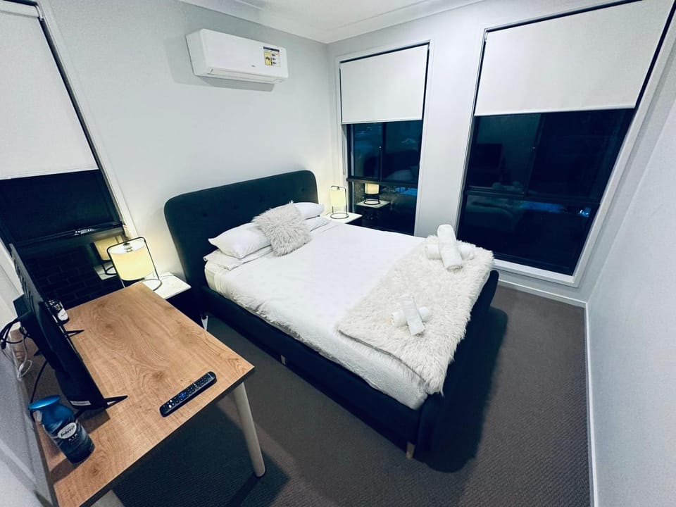 Communal lounge/ TV room, Bed, TV and multimedia, Living room, Photo of the whole room, Seating area, Evening entertainment, Bedroom, hair dresser, air conditioner