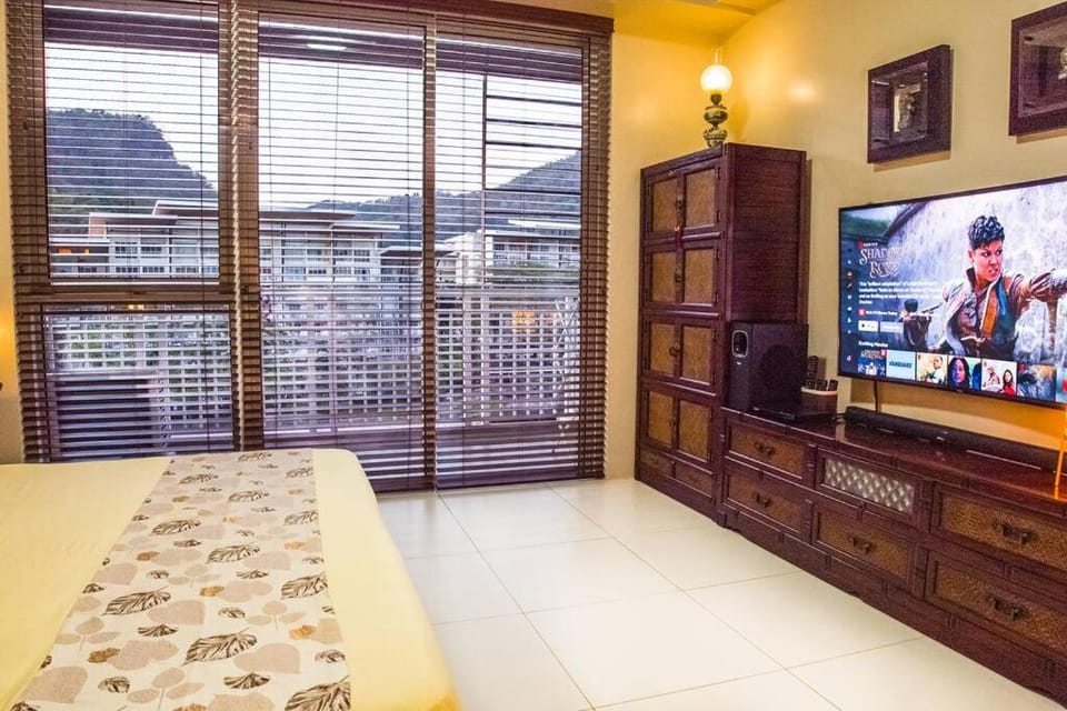 Deluxe family beach apartment with lagoon view at Pico de Loro Apartment in Nasugbu