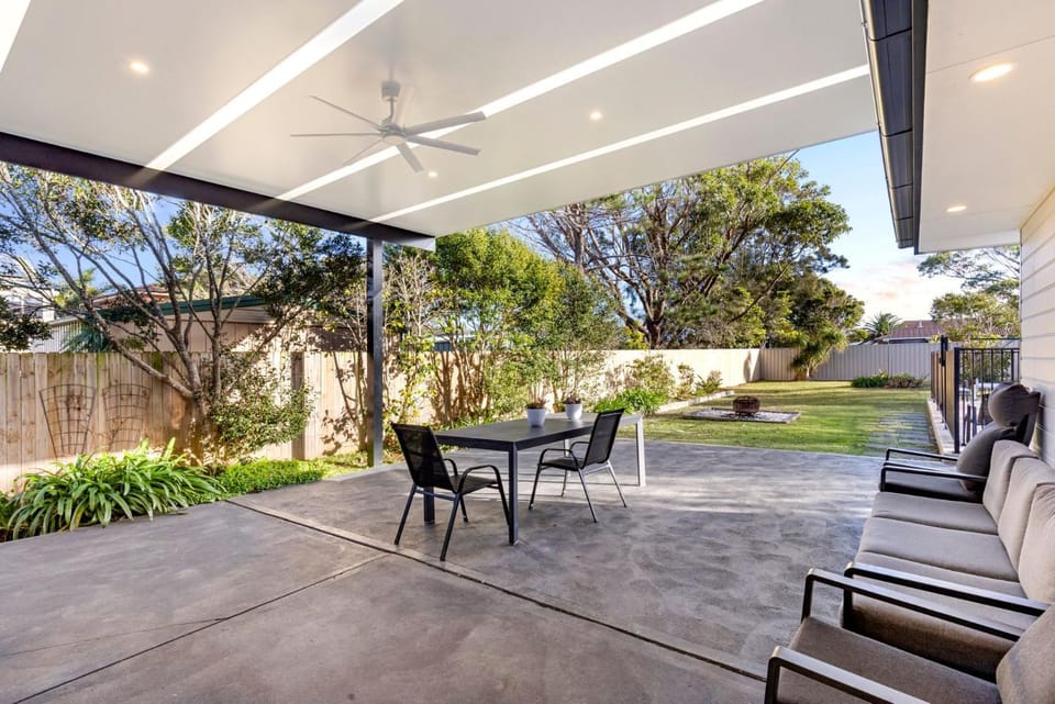 Pipers Spot - Pet Friendly - Fireplace with Swimming Pool House in Culburra Beach