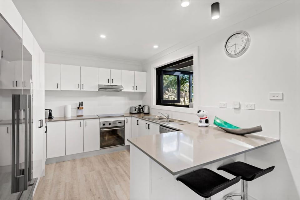 Pipers Spot - Pet Friendly - Fireplace with Swimming Pool House in Culburra Beach