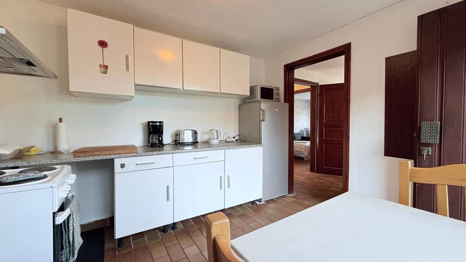 Bed, Coffee/tea facilities, Kitchen or kitchenette, Photo of the whole room, Dining area, Bedroom, stove