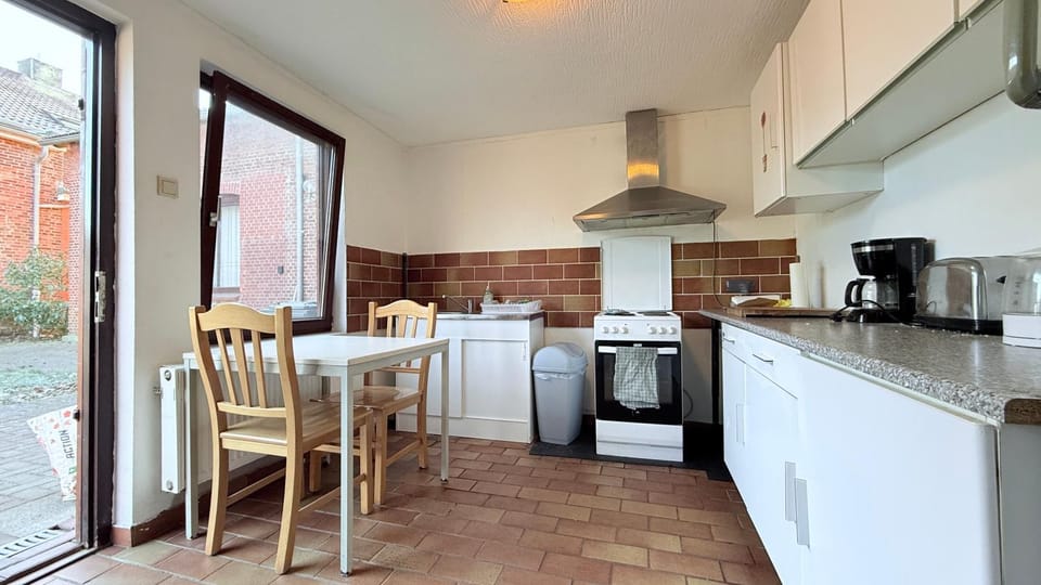 Coffee/tea facilities, Kitchen or kitchenette, Dining area, oven, stove, toaster
