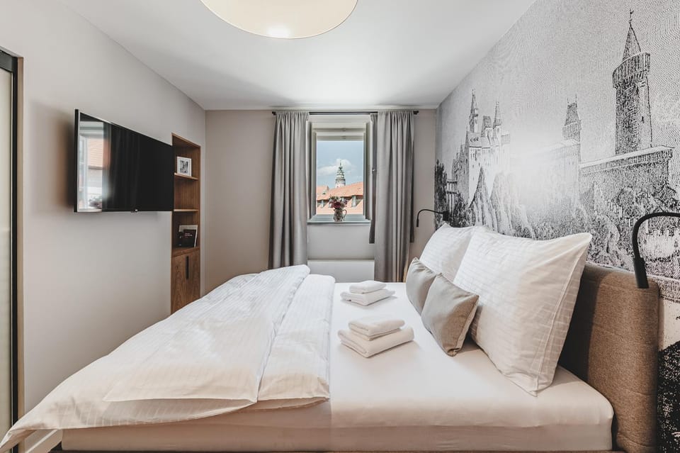 Bed, TV and multimedia, Bedroom, towels