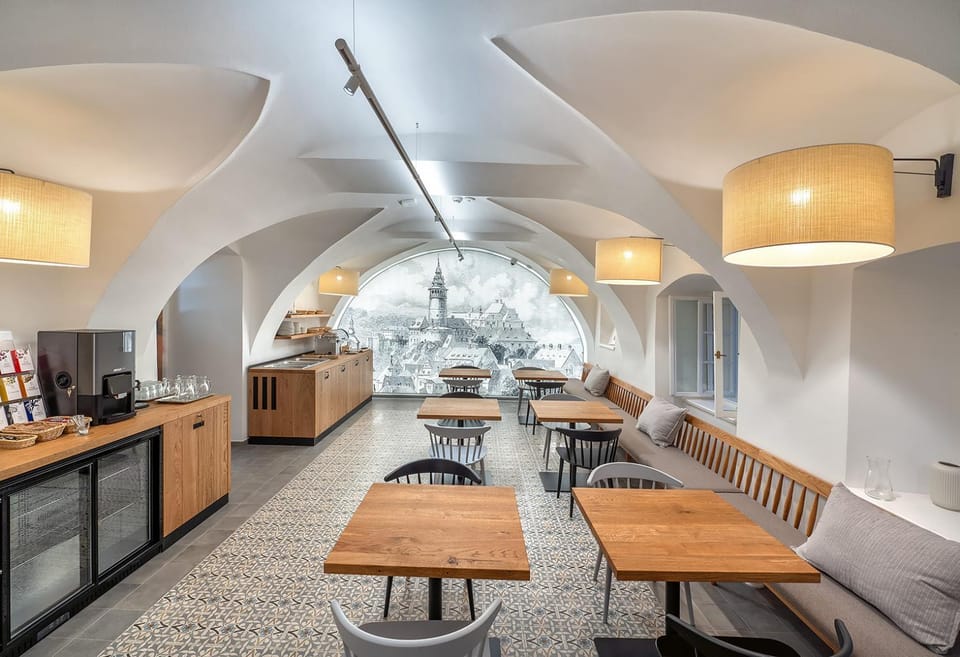 Restaurant/places to eat, Coffee/tea facilities, Seating area, Food