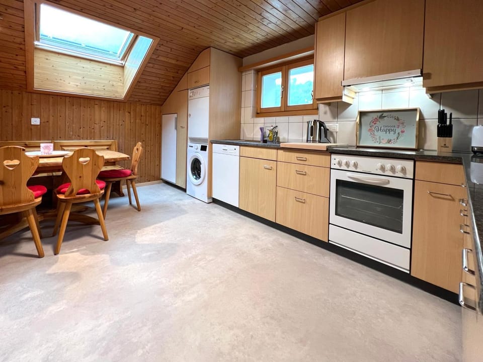 Kitchen or kitchenette, Dining area, dishwasher, minibar, pet friendly, stove, toaster