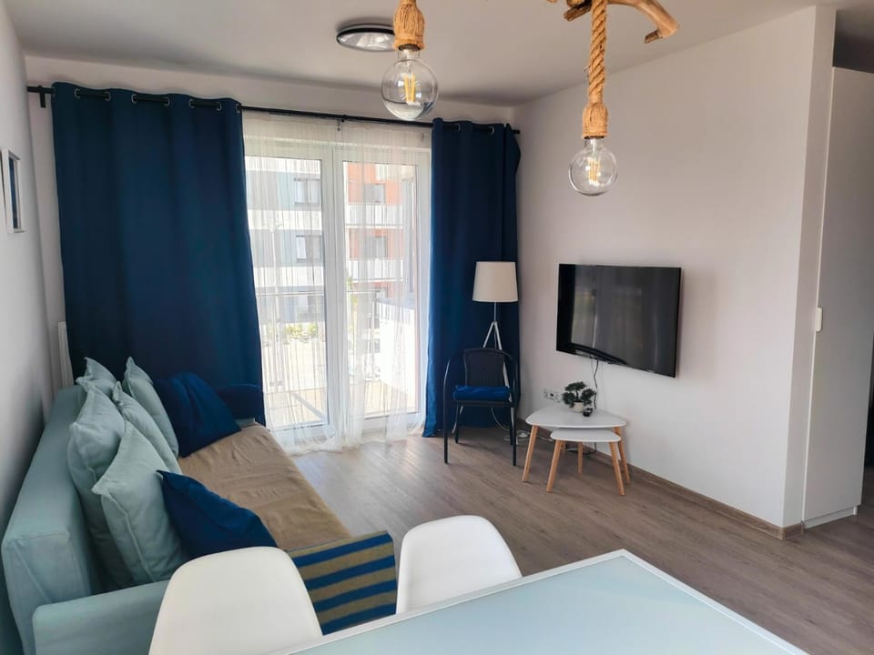 TV and multimedia, Living room, Seating area, Evening entertainment