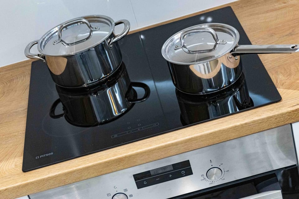 Coffee/tea facilities, Kitchen or kitchenette, stove