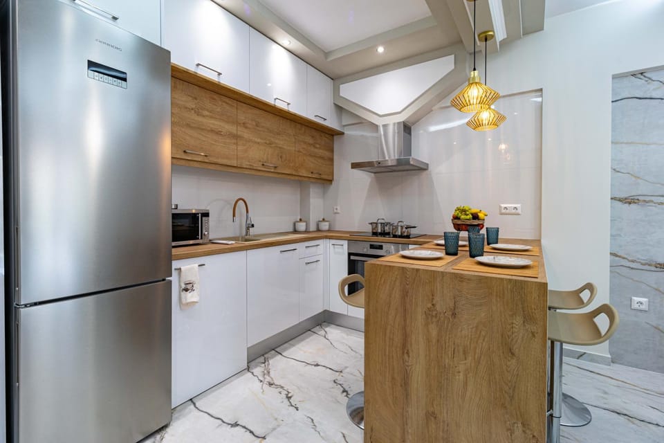 Kitchen or kitchenette, minibar, oven, stove