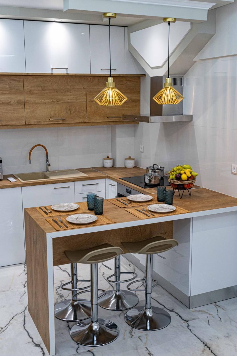 Kitchen or kitchenette, minibar, stove
