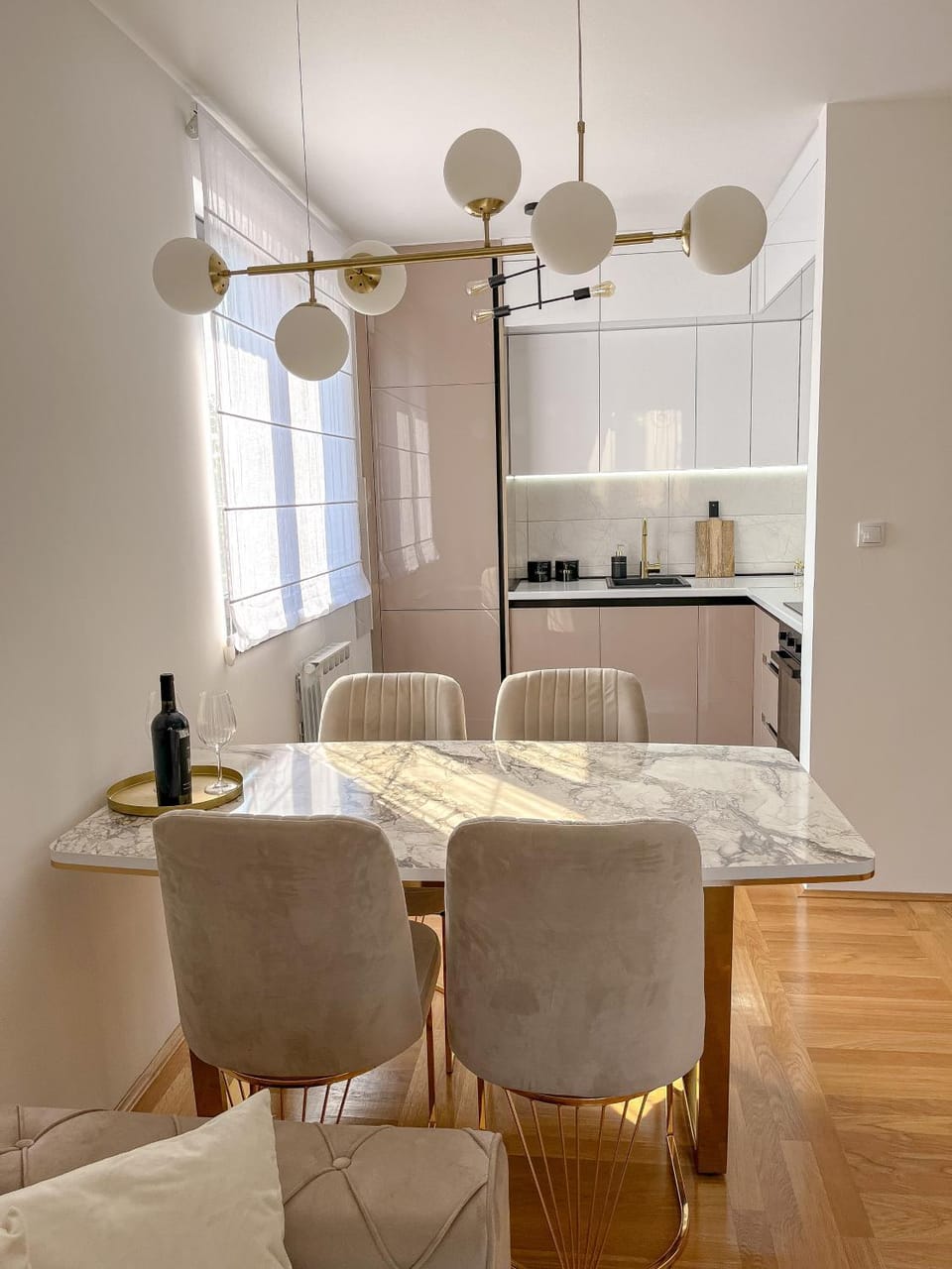 Kitchen or kitchenette, Dining area