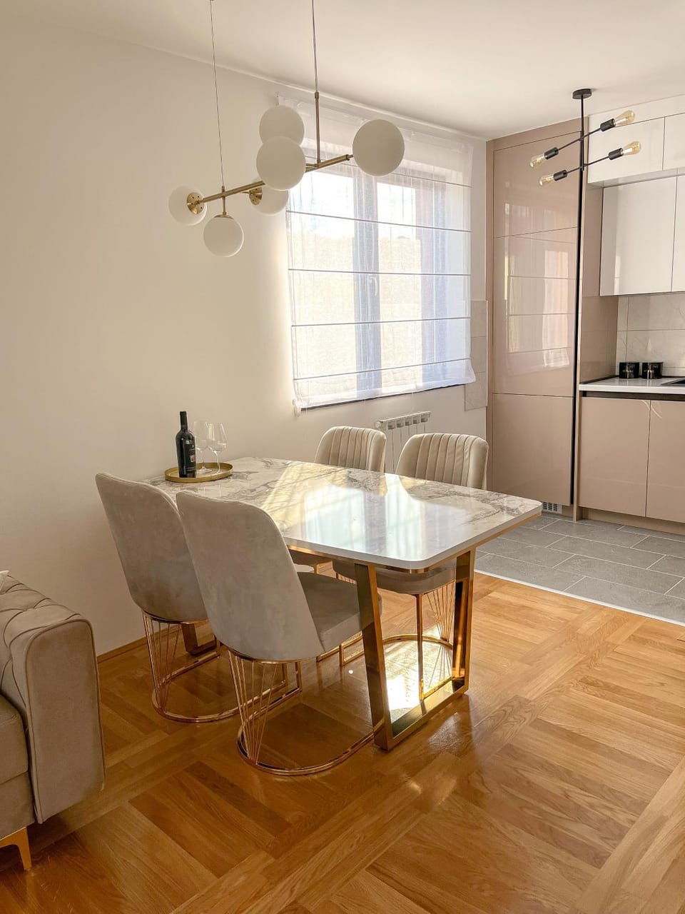Kitchen or kitchenette, Dining area