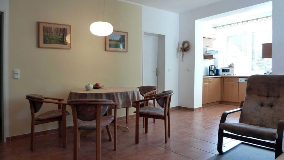 Kitchen or kitchenette, Photo of the whole room, Dining area