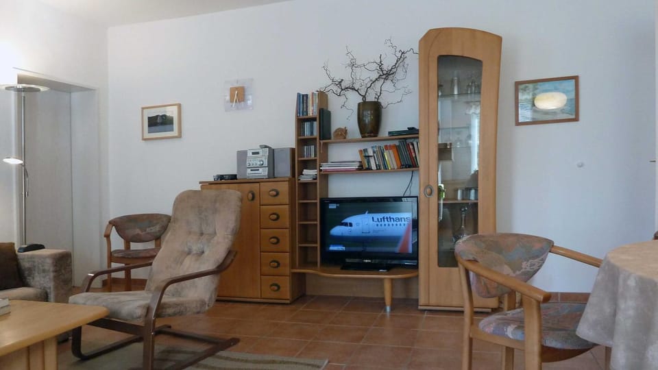 TV and multimedia, Seating area, Dining area