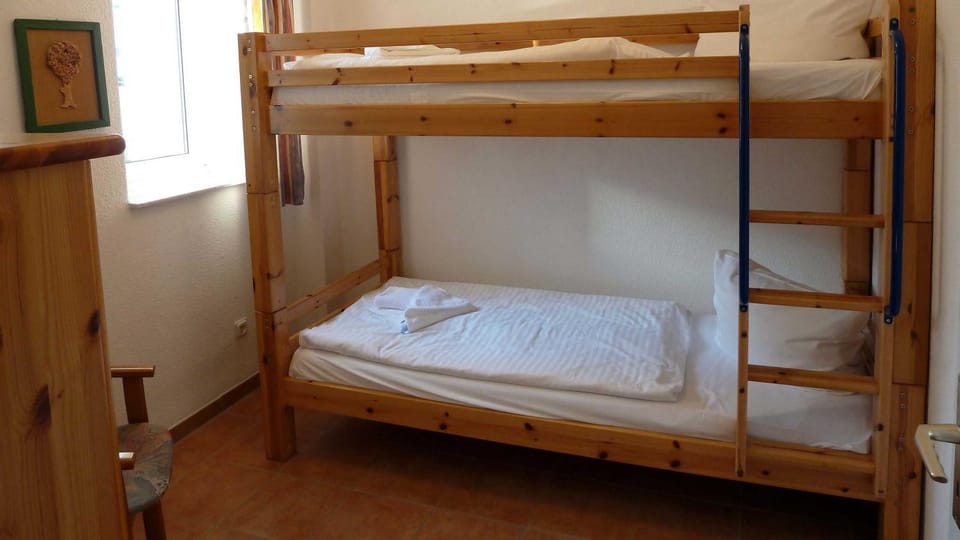 Bedroom, bunk bed