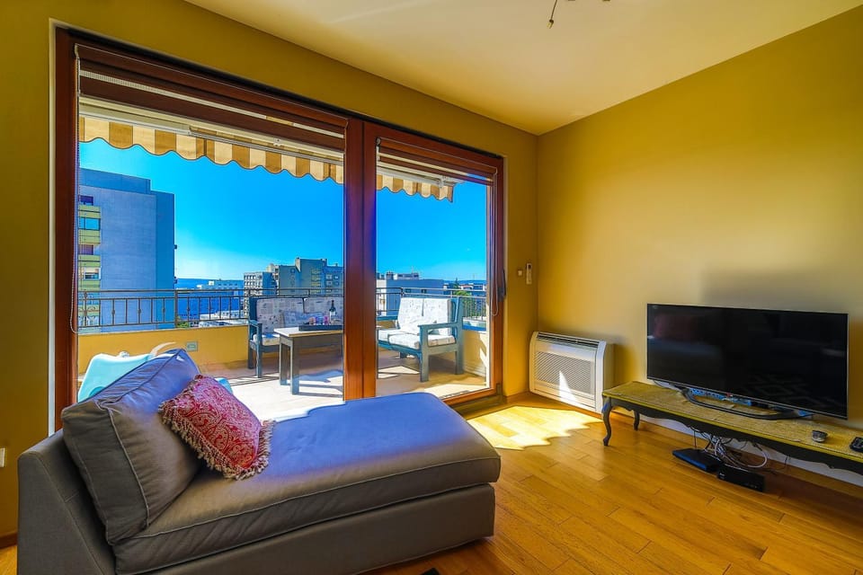 TV and multimedia, Balcony/Terrace, Living room, City view