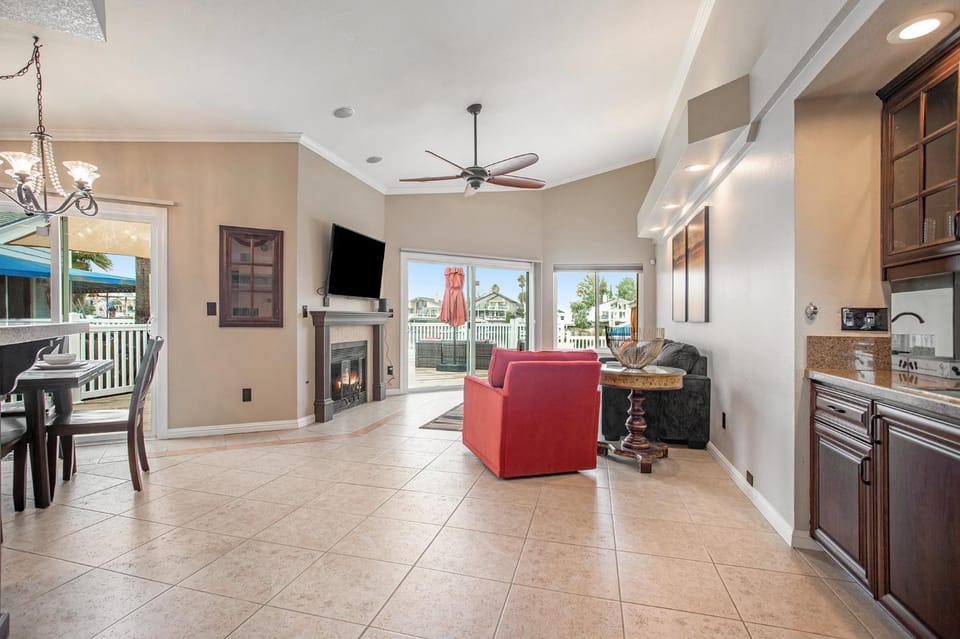 Living room, Lake view