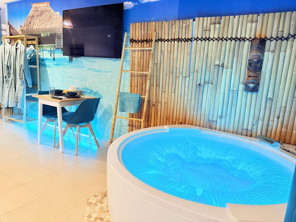 Hot Tub, TV and multimedia, Decorative detail