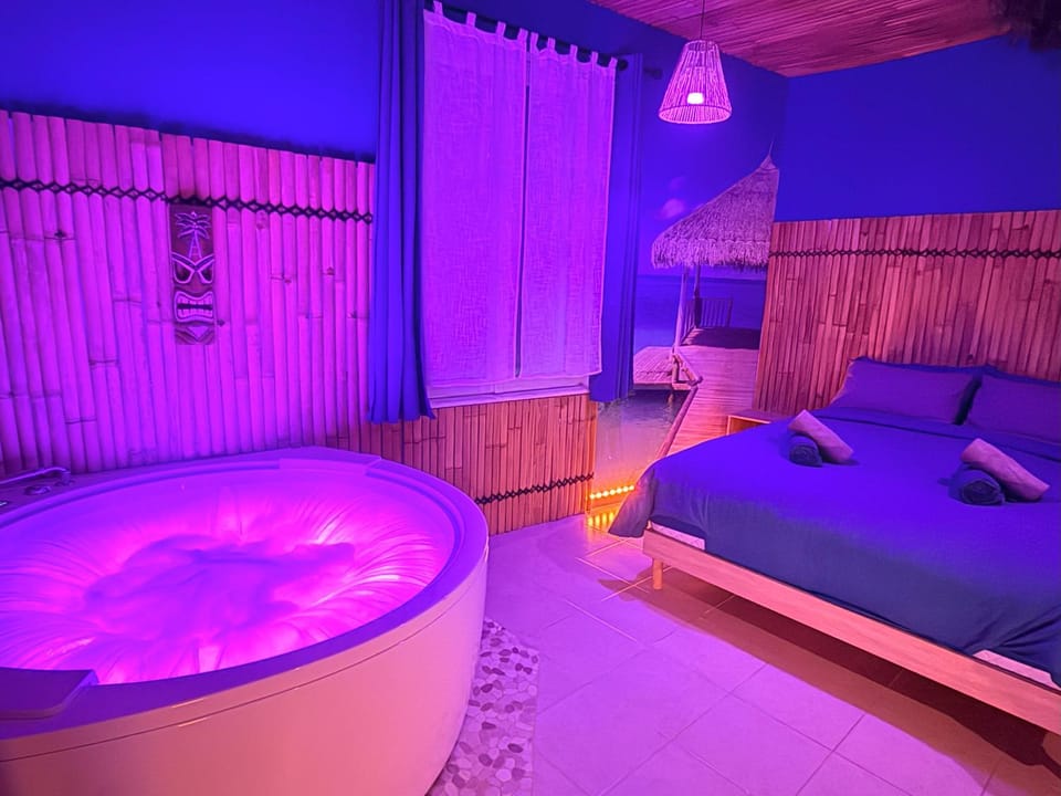 Bed, Hot Tub, Photo of the whole room, Decorative detail
