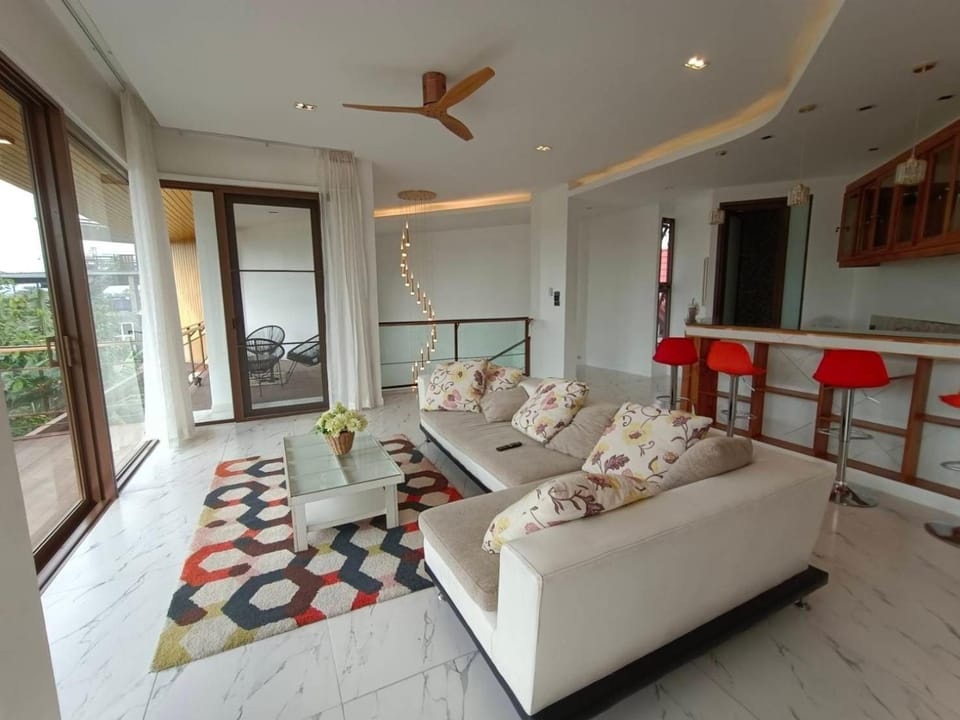 Bed, Living room, Photo of the whole room, Seating area, Bedroom, fireplace