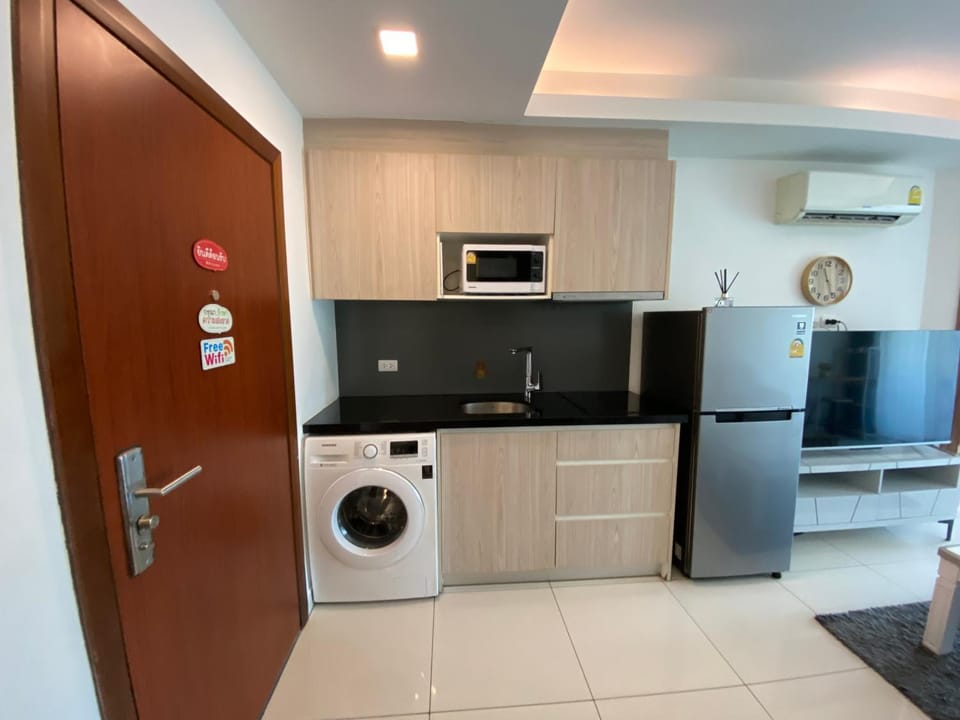 Kitchen or kitchenette, minibar, stove, washing machine
