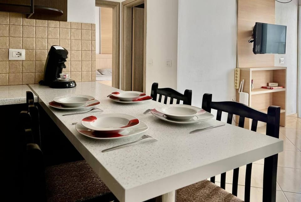 Coffee/tea facilities, Kitchen or kitchenette, Dining area