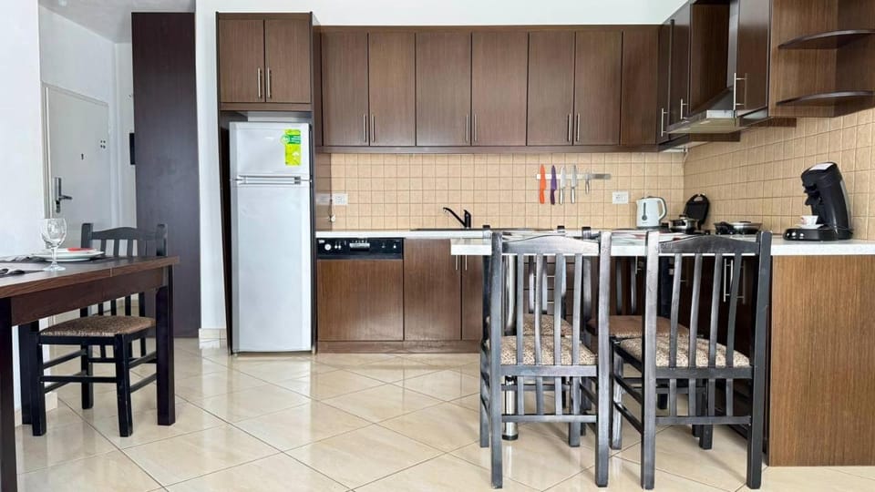 Coffee/tea facilities, Kitchen or kitchenette, Dining area, dishwasher, oven