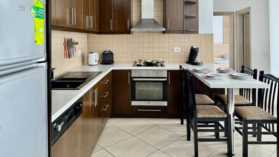 Coffee/tea facilities, Kitchen or kitchenette, Dining area, dishwasher, oven, stove, toaster