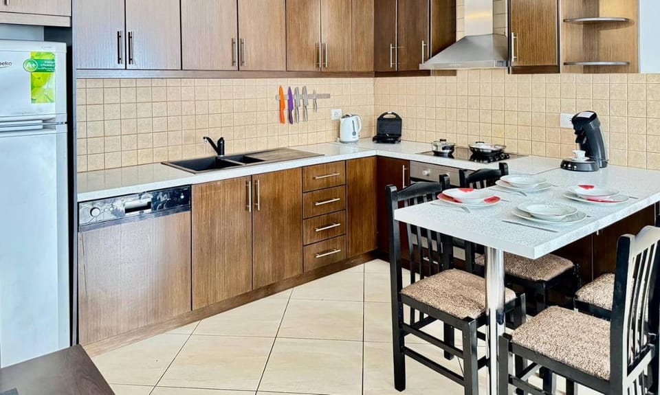 Coffee/tea facilities, Kitchen or kitchenette, Dining area, dishwasher, oven, toaster