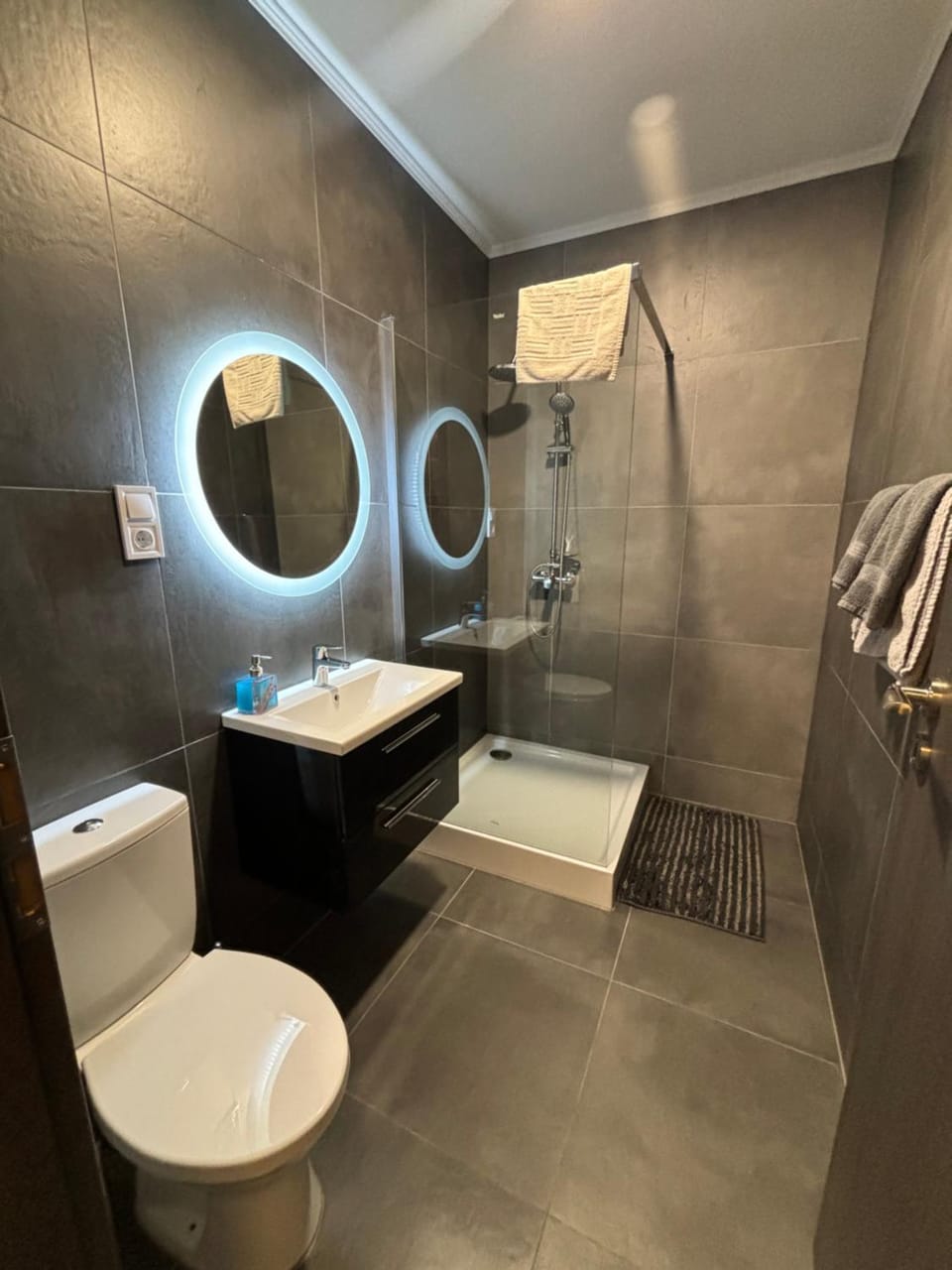 Shower, Toilet, Bathroom, towels