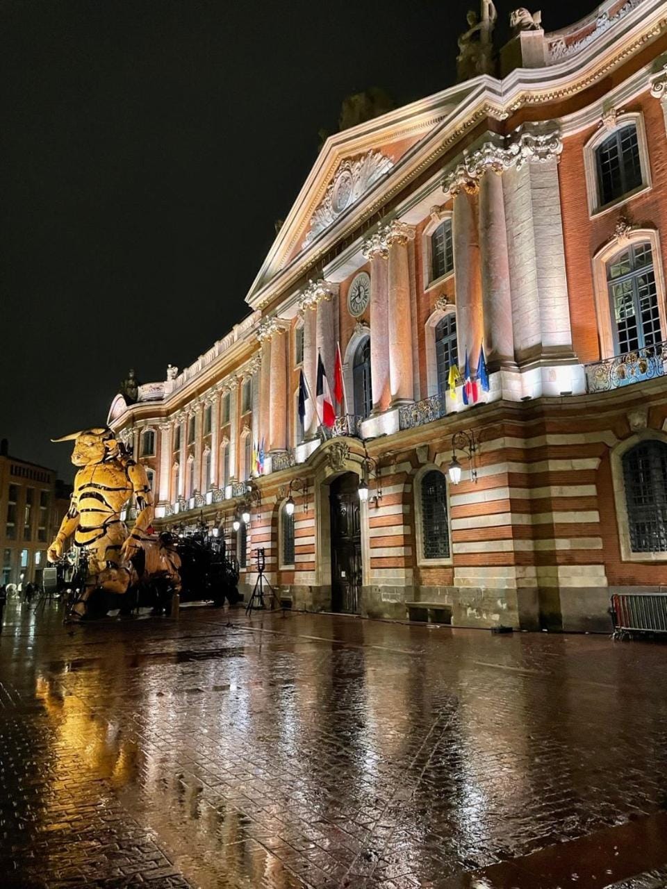 Nearby landmark, Night