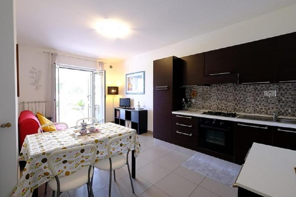 Living room, Seating area, Dining area, pet friendly, stove