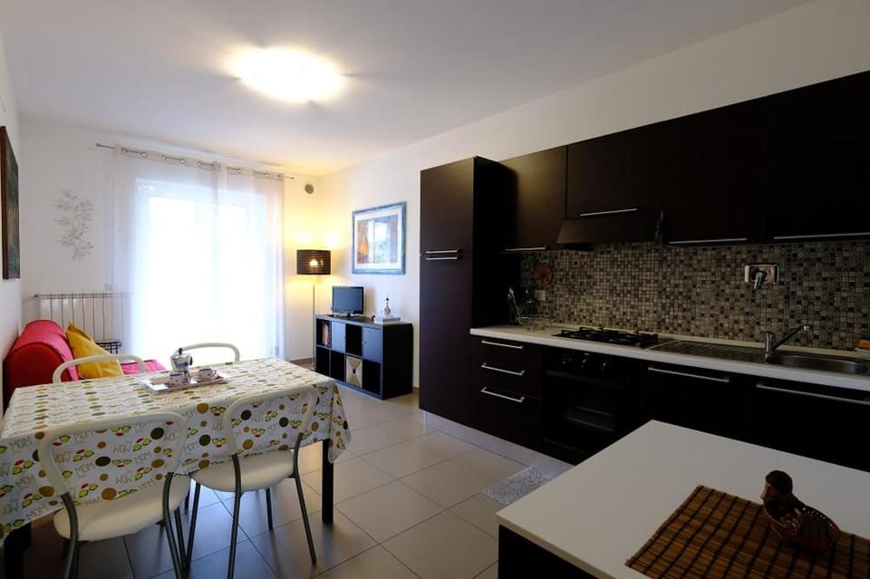 Kitchen or kitchenette, Dining area, pet friendly