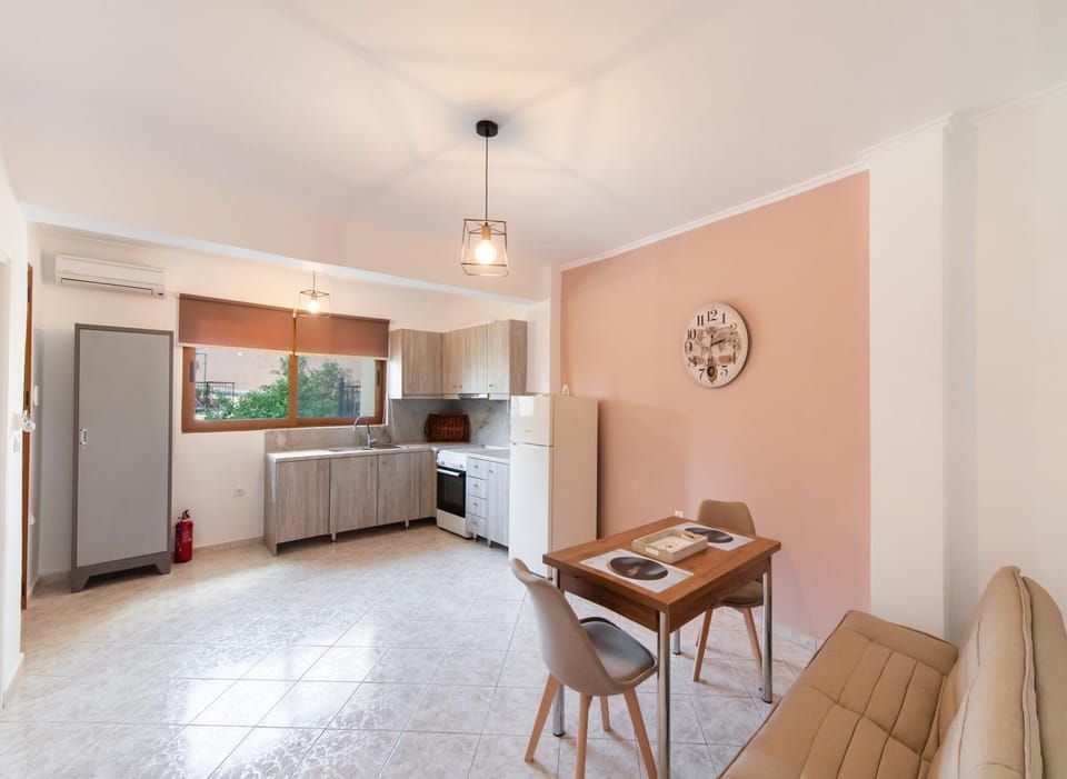 Kitchen or kitchenette, Seating area, Dining area, pet friendly, stove