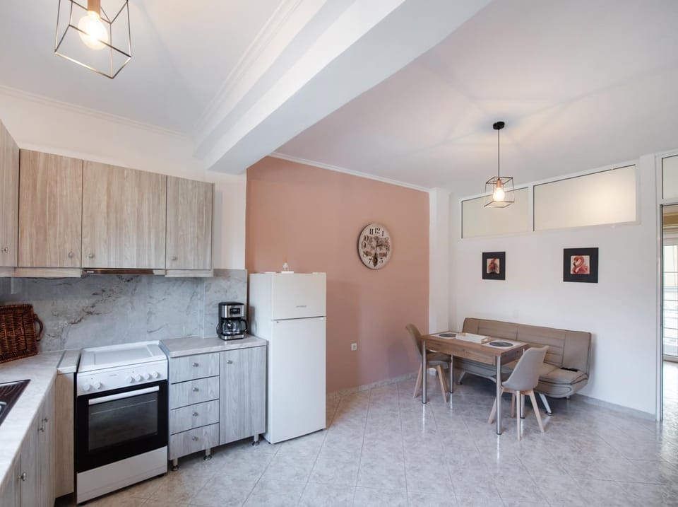 Kitchen or kitchenette, Dining area, stove