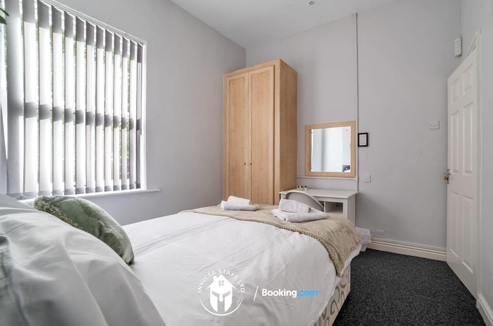 Bed, Bedroom, wardrobe