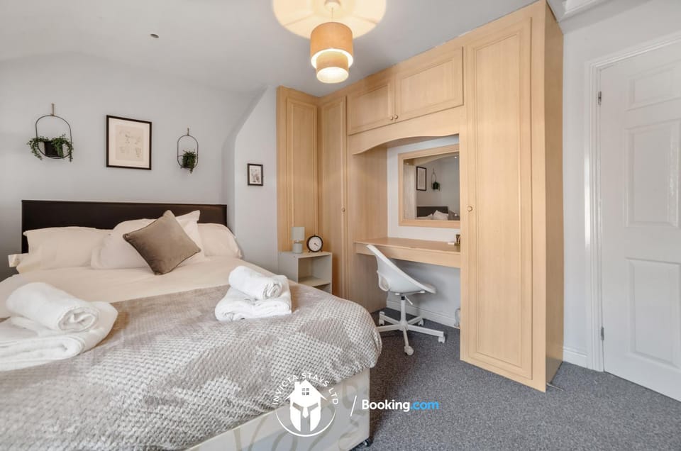 Bed, Seating area, Bedroom, wardrobe