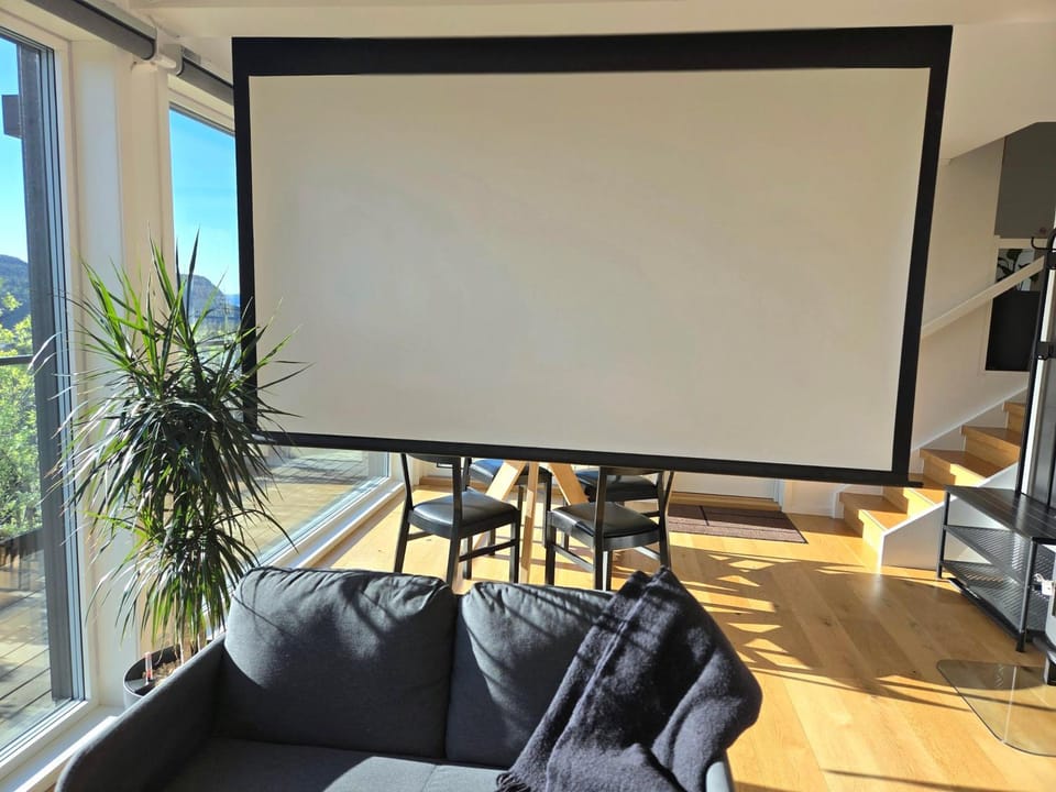 TV and multimedia, Living room, Seating area, Evening entertainment